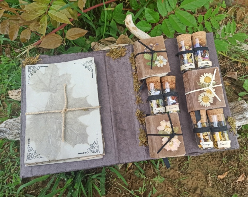 Grimoire composé de fioles de pots pourris, 3 petits carnets reliure artisanale, 12 feuilles de papier teinture végétale