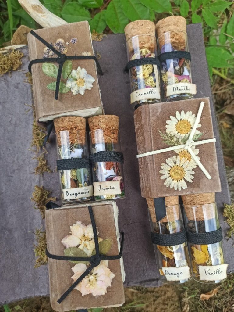 Grimoire composé de fioles de pots pourris, 3 petits carnets reliure artisanale, 12 feuilles de papier teinture végétale