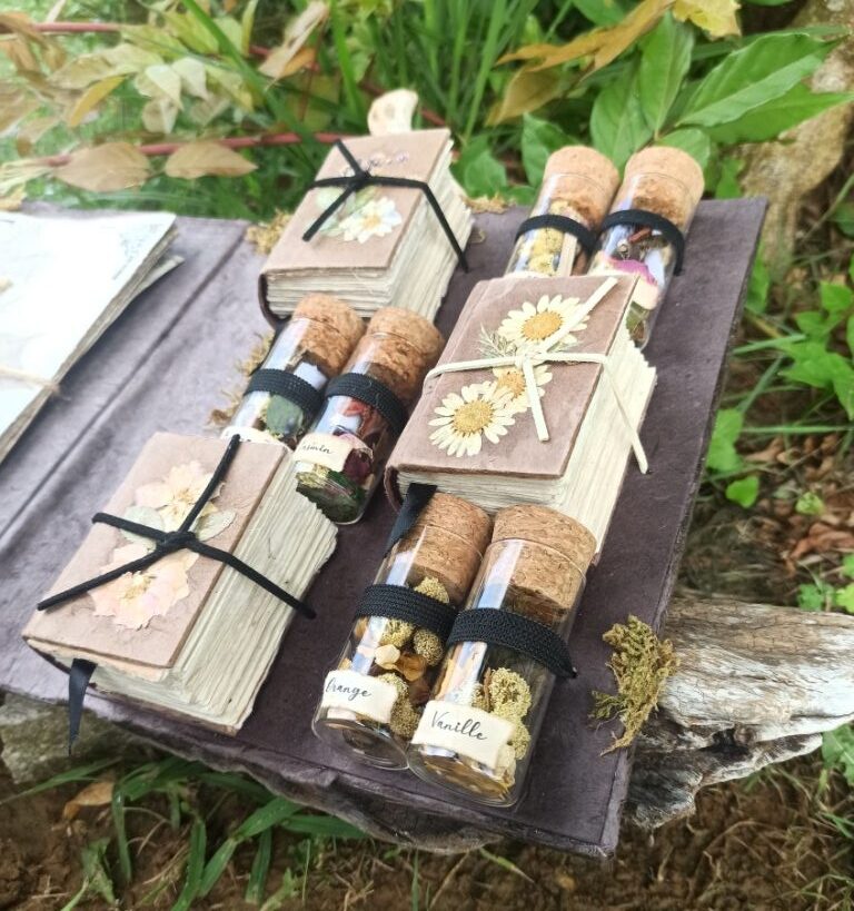 Grimoire composé de fioles de pots pourris, 3 petits carnets reliure artisanale, 12 feuilles de papier teinture végétale