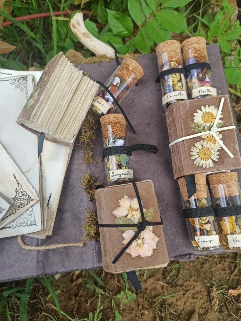 Grimoire composé de fioles de pots pourris, 3 petits carnets reliure artisanale, 12 feuilles de papier teinture végétale