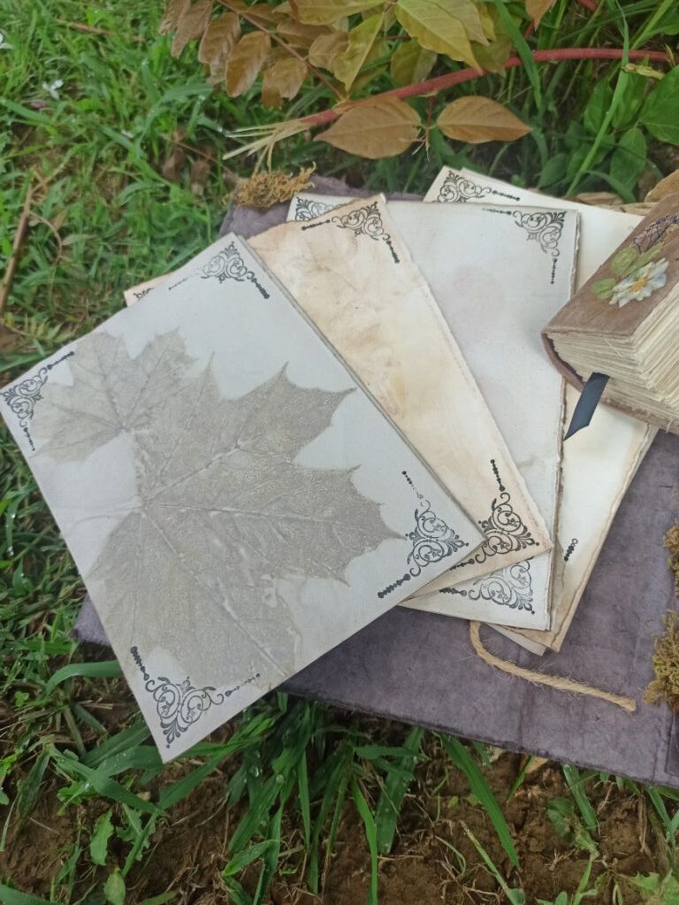 Grimoire composé de fioles de pots pourris, 3 petits carnets reliure artisanale, 12 feuilles de papier teinture végétale