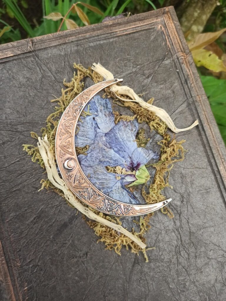 Grimoire composé de fioles de pots pourris, 3 petits carnets reliure artisanale, 12 feuilles de papier teinture végétale