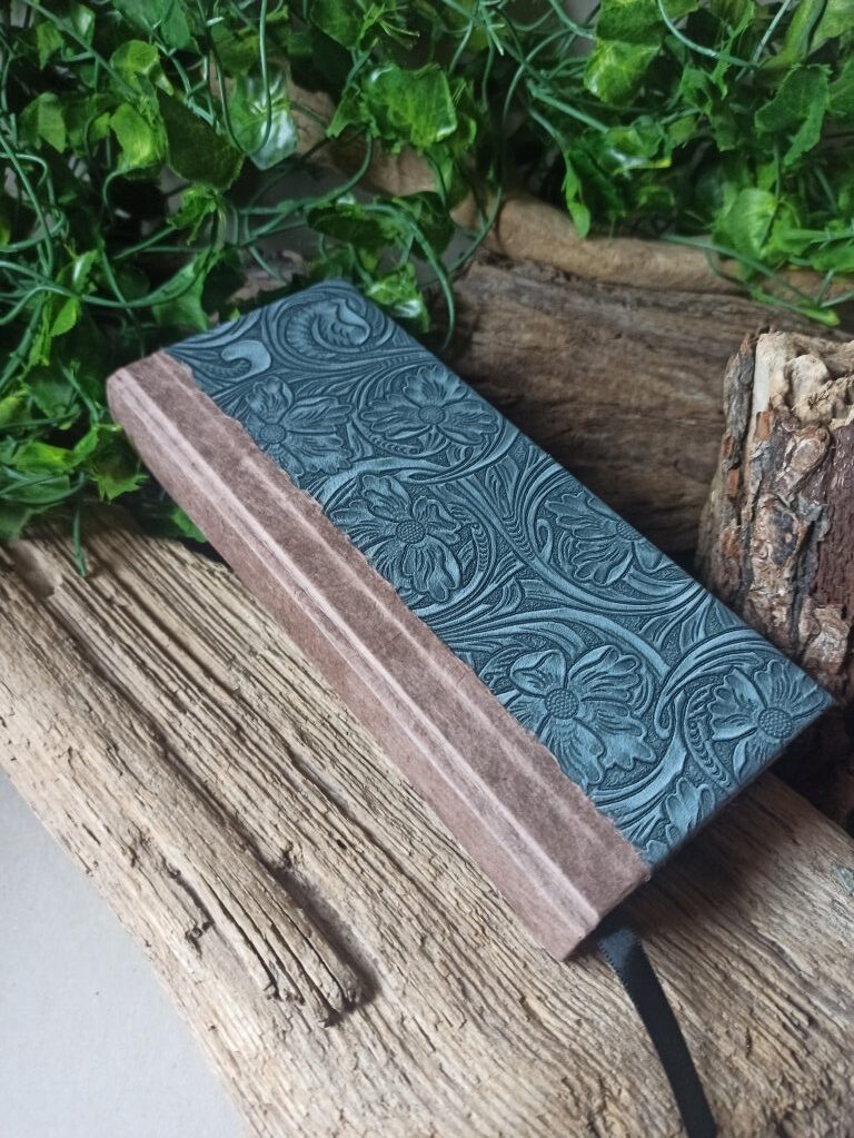 Grimoire ou carnet vierge, reliure artisanale, L'arbre à papier